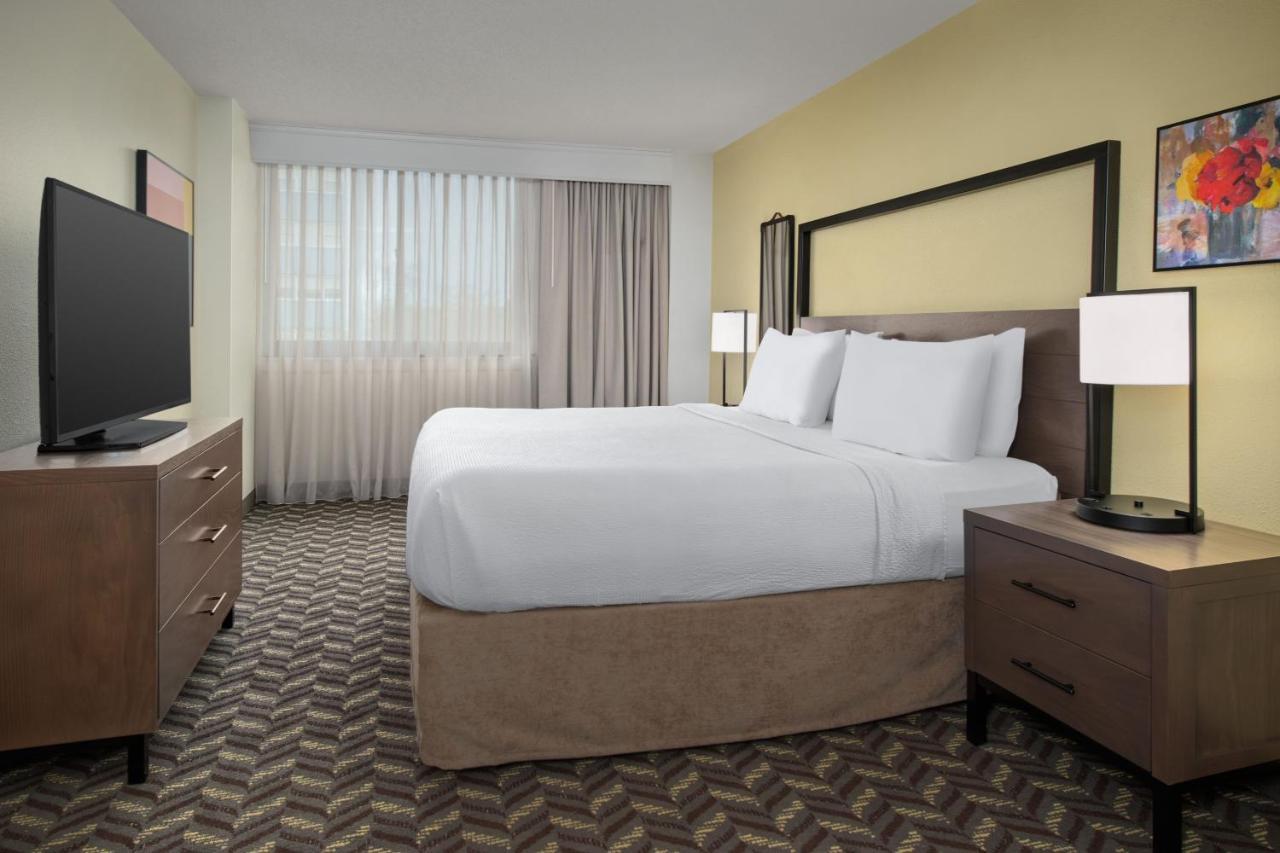 One-Bedroom King Suite with Sofa Bed - Hearing Accessible